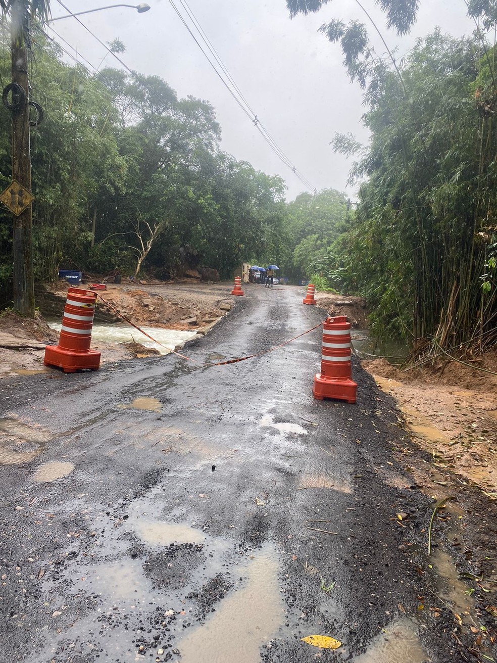 Ponte da Folha Seca, em Ubatuba, foi interditada para a passagem de veículos por conta da chuva — Foto: Divulgação/Defesa Civil de Ubatuba