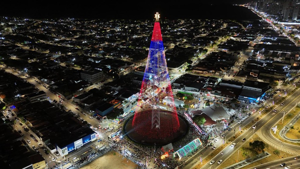 Árvore de Mirassol é acesa em Natal — Foto: Secom/Prefeitura de Natal