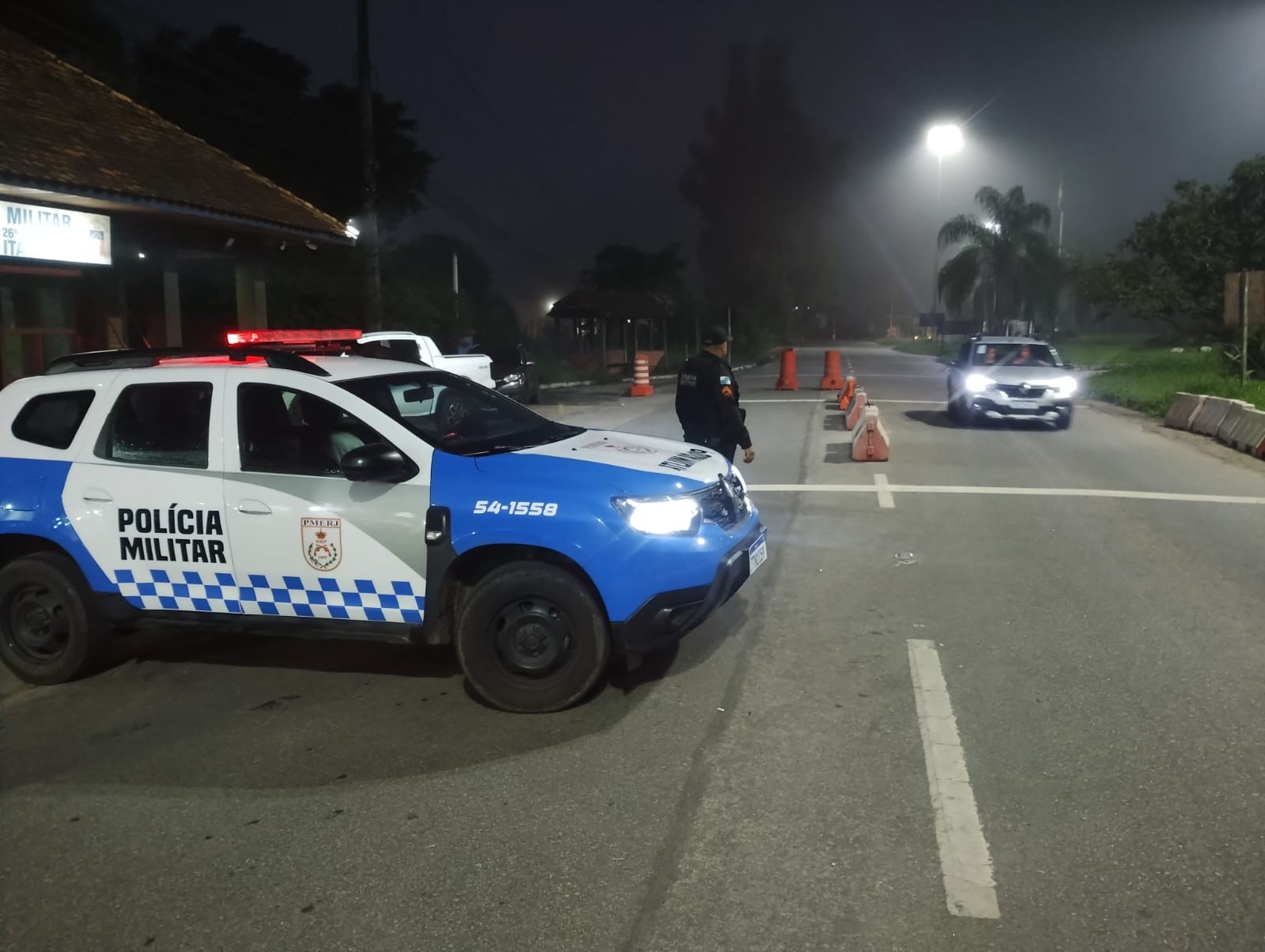 Mulher é presa após deixar crianças trancadas em carro em Itaipava, em Petrópolis
