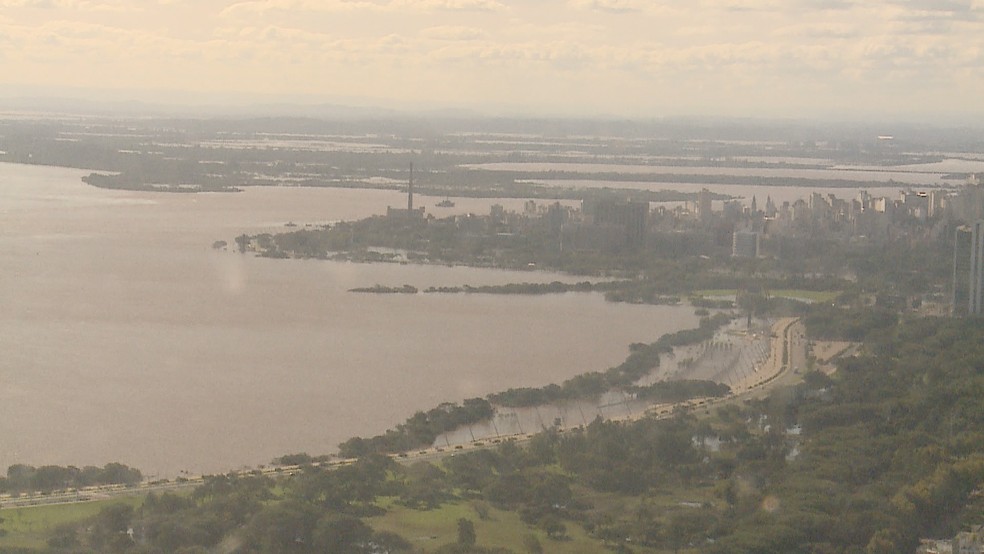 Vista da Orla do Guaíba, em Porto Alegre, na tarde de 14 de maio de 2024 — Foto: Reprodução/RBS TV