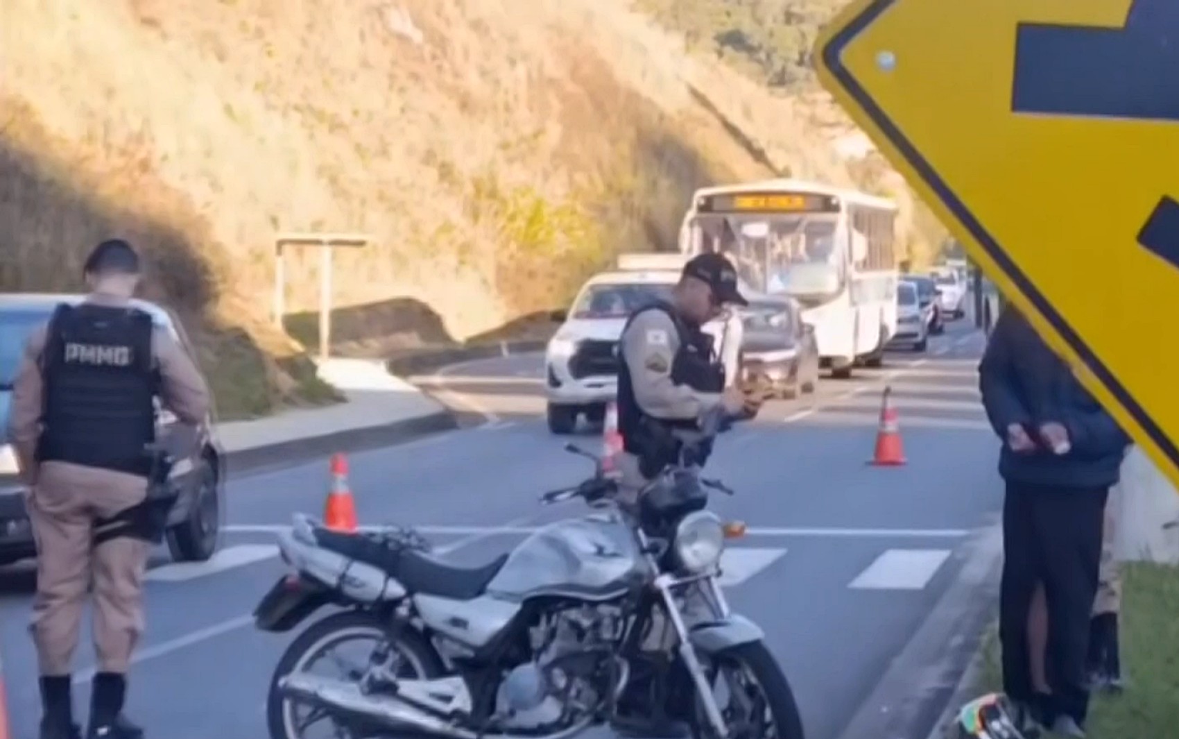 Mulher fica gravemente ferida após ser atropelada por moto em faixa de pedestres em Poços de Caldas, MG