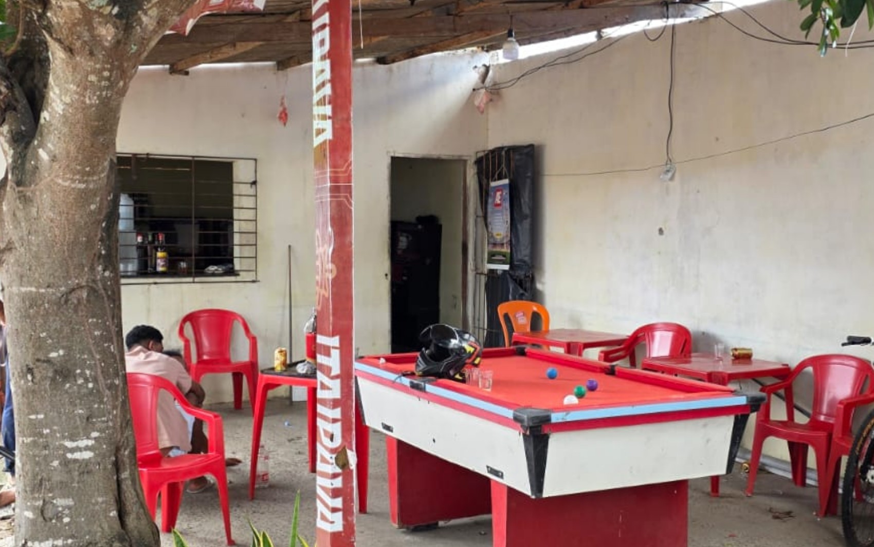 Homem morre e outras duas pessoas ficam feridas após ataque a tiros dentro de bar na Bahia