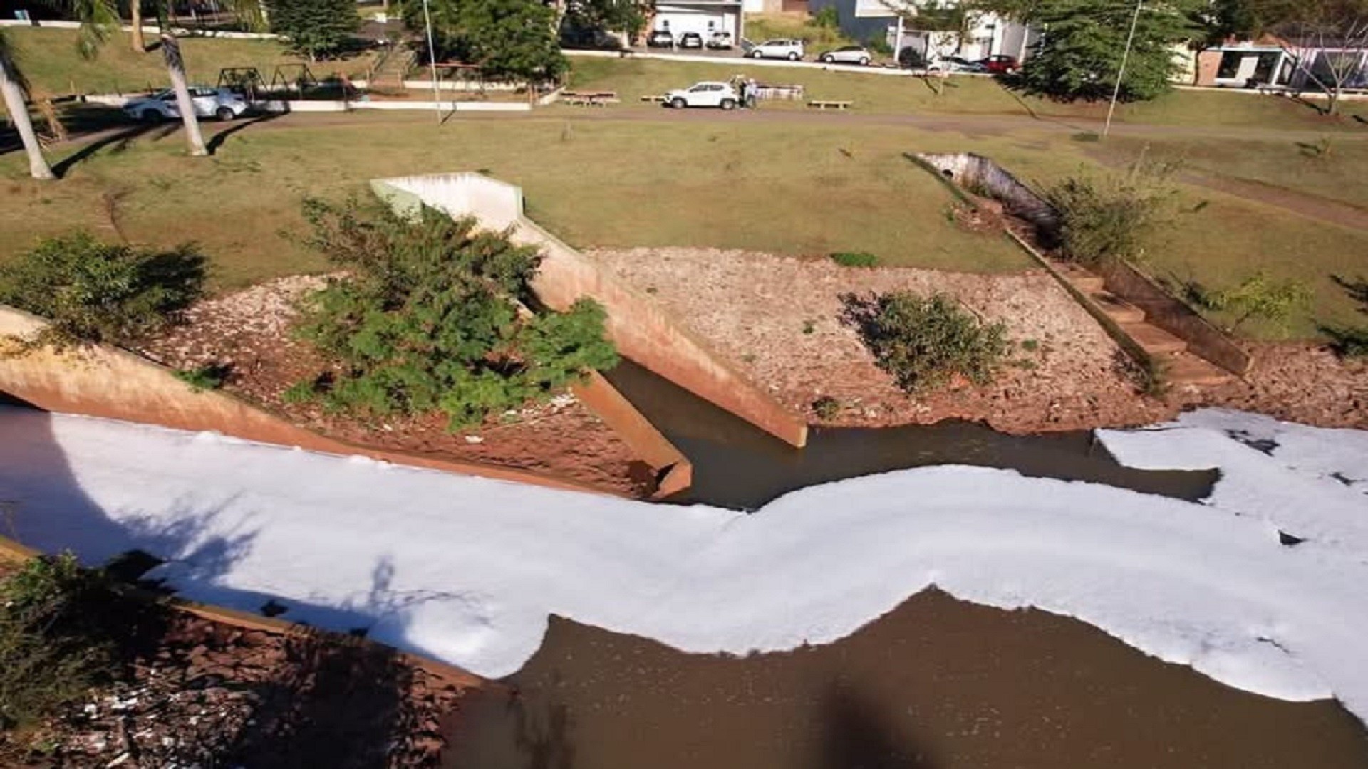 Lago é tomado por espuma branca em Jaú; vídeo