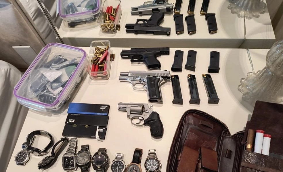 Foram apreendidas armas, joias, relógios, documentos pessoais e munições — Foto: Divulgação/Ministério Público do Maranhão