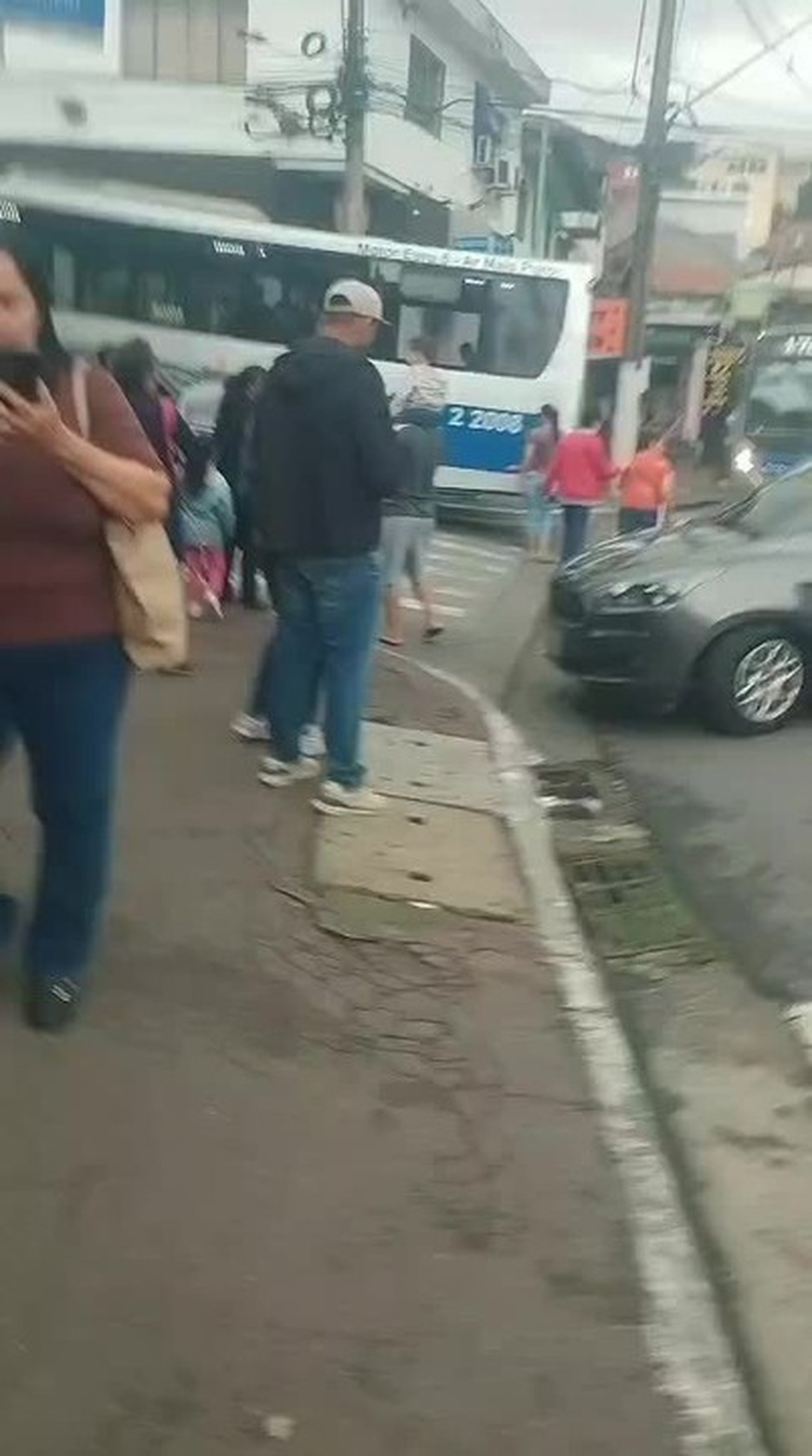 Ônibus parados sem circular, pontos e terminais lotados, moradores organizam caronas: veja situação do transporte público de SP nas eleições