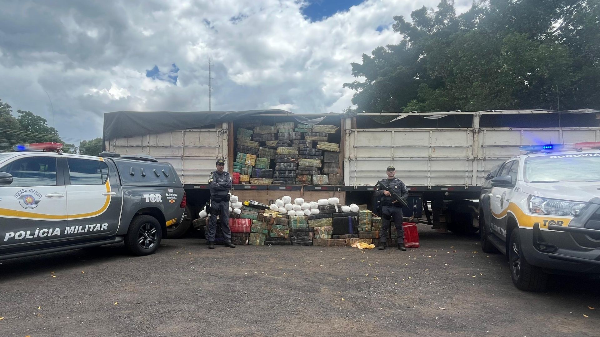 Homem é preso com mais de 3 toneladas de maconha e cocaína na SP-270 em Assis