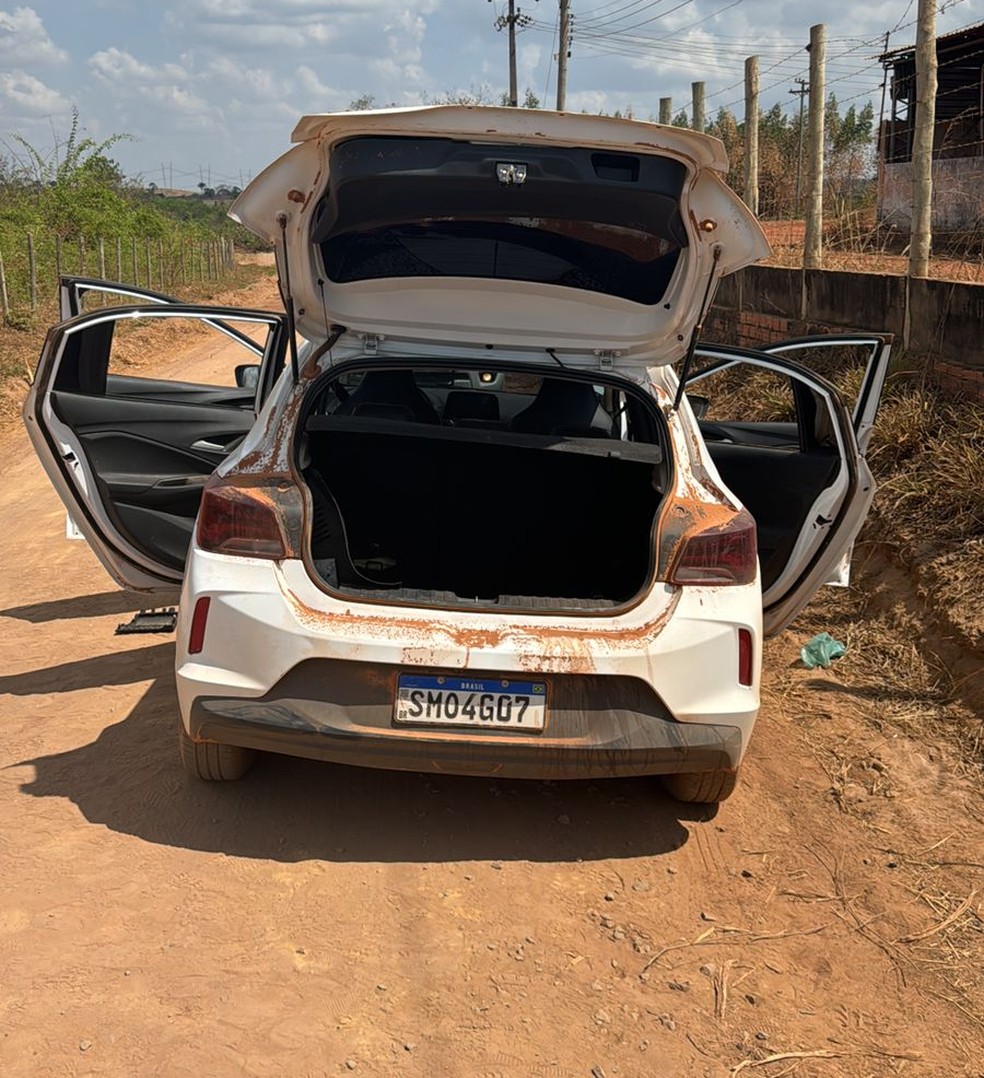 Carro usado pelos criminosos para sequestrar a vítima. — Foto: Divulgação
