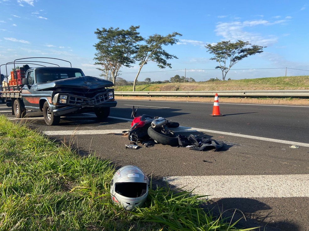 Motociclista foi socorrido com ferimentos graves após ser atingido por uma caminhonete, em Álvares Machado (SP) — Foto: Aline Costa/TV Fronteira