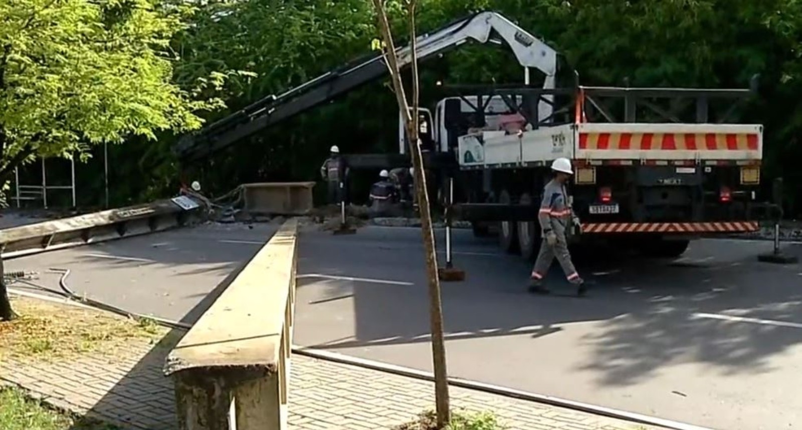 Carro capota e derruba dois postes em avenida de Fortaleza