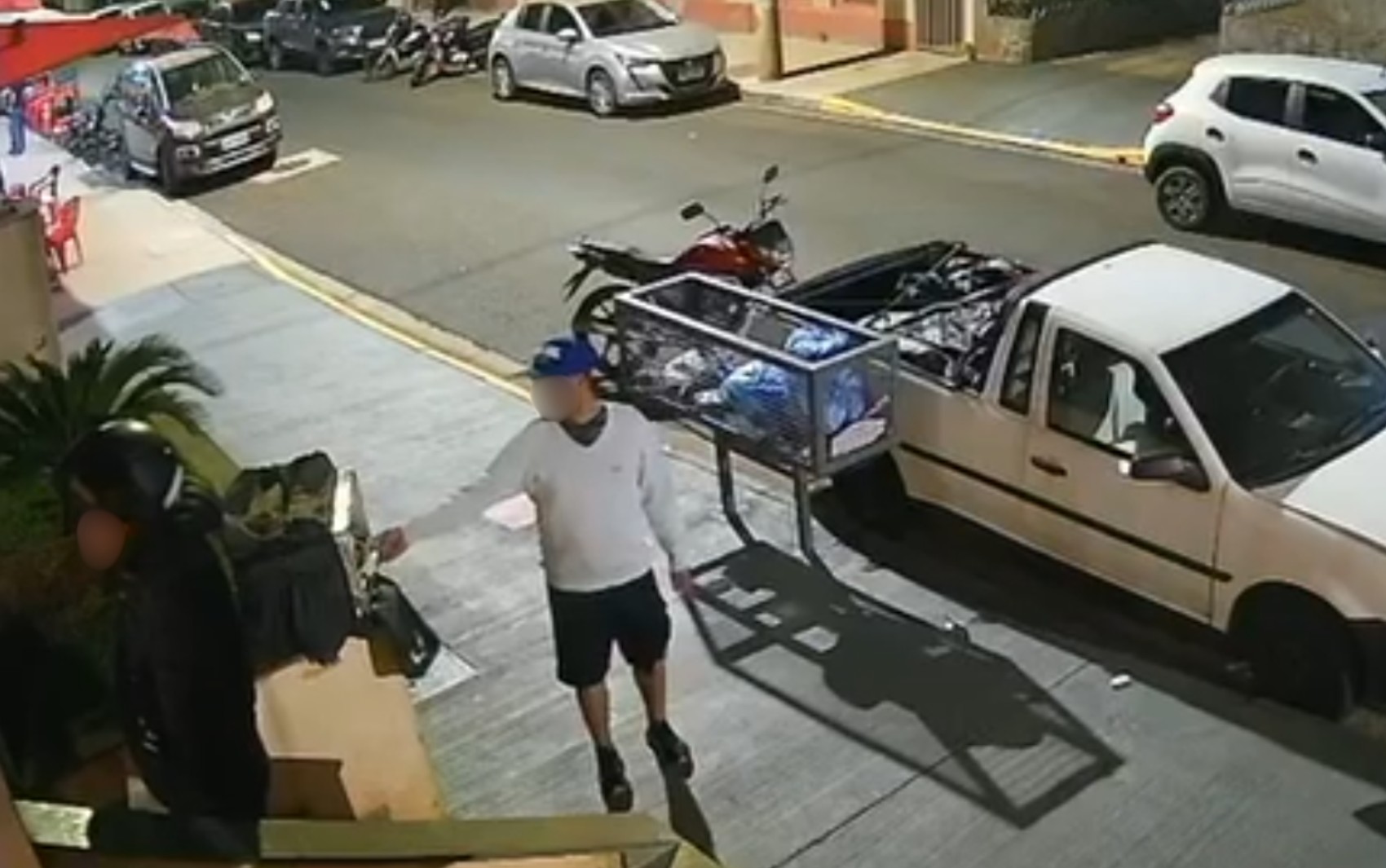 Homem furta comida de mochila de entregador em Ribeirão Preto, SP; VÍDEO