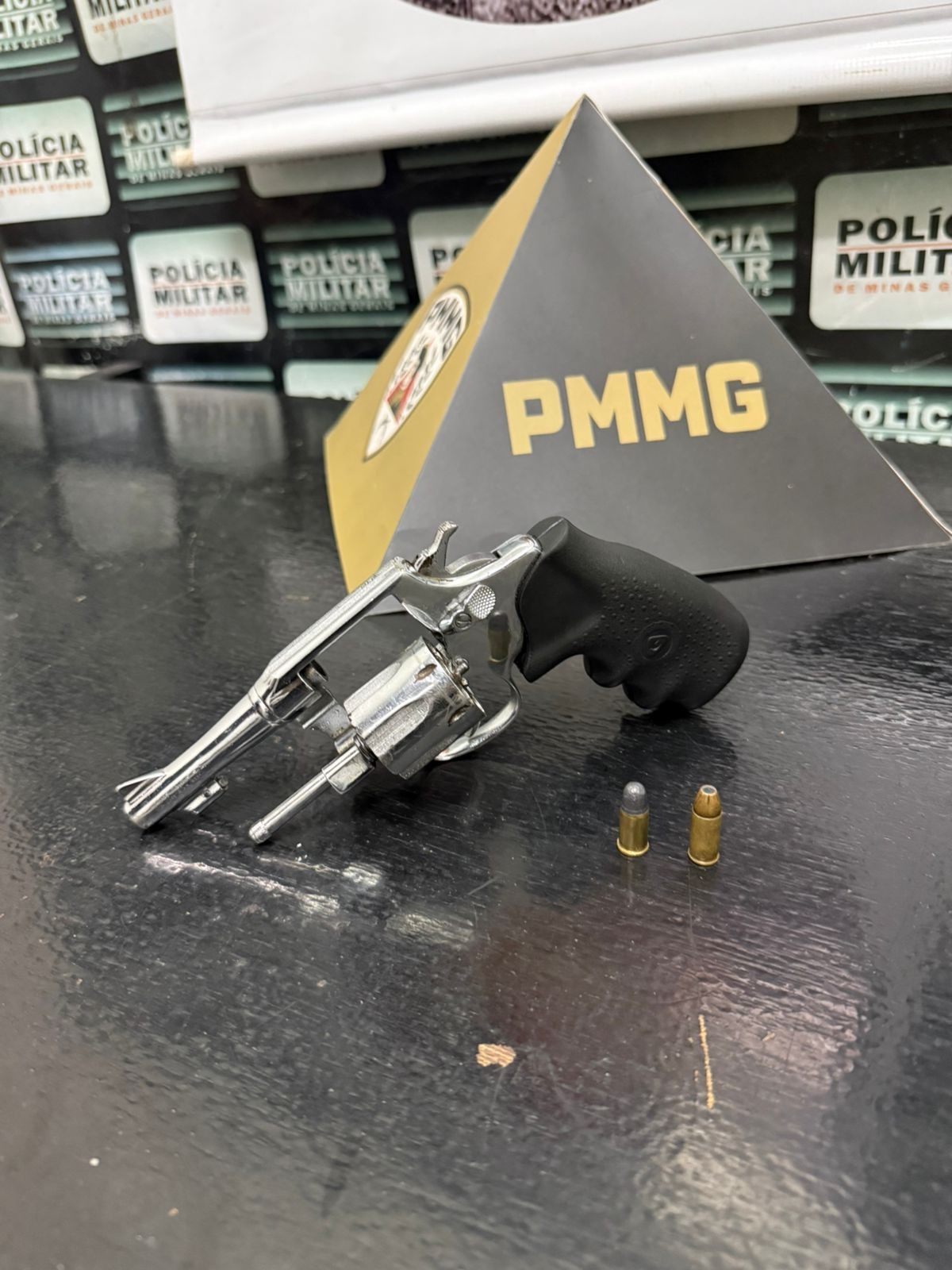 Marido é preso por agredir e ameaçar mulher com revólver por ela 'não arrumar a casa' em MG