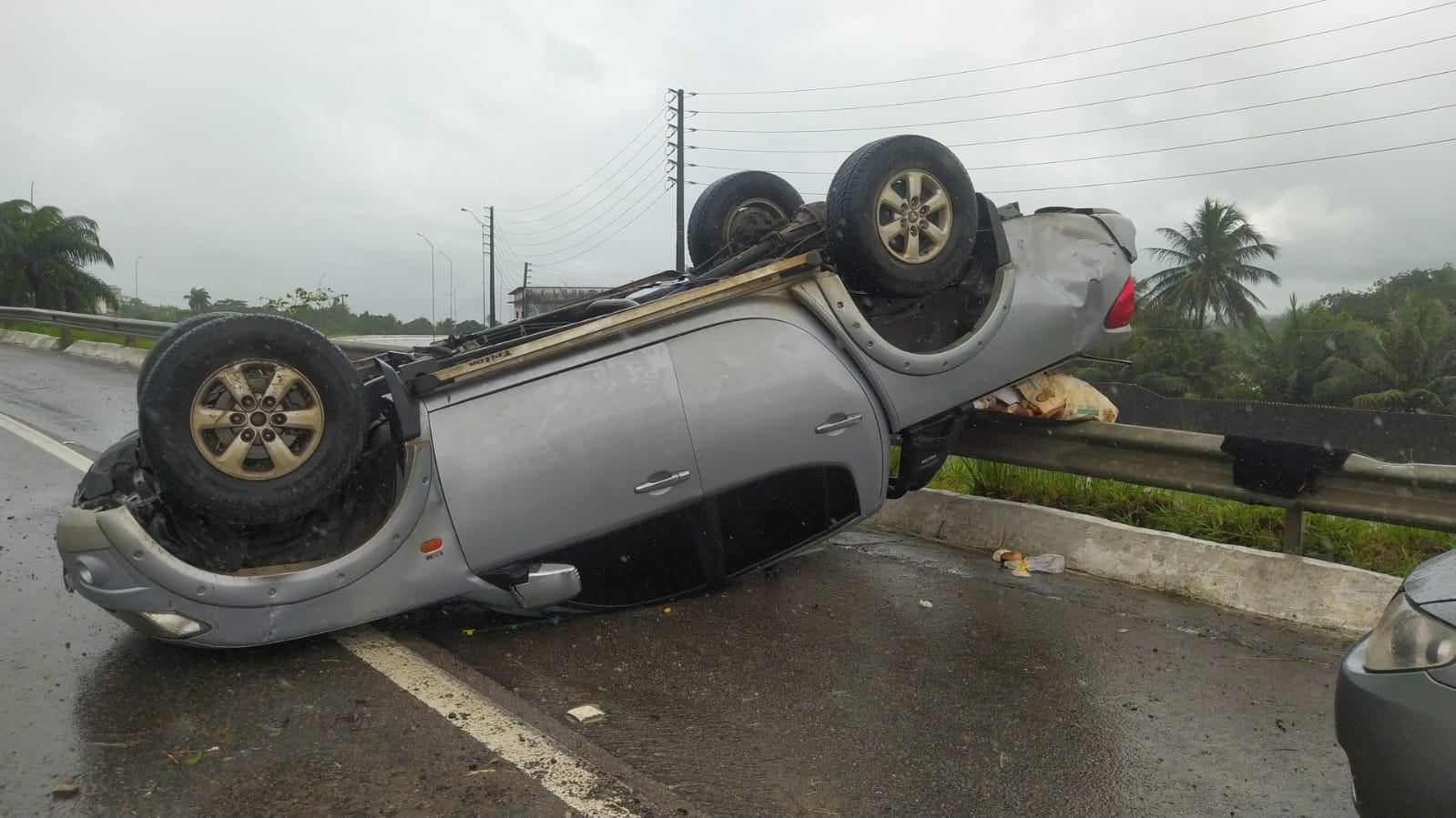 Carro com três ocupantes capota na BR-230, em Santa Rita, PB