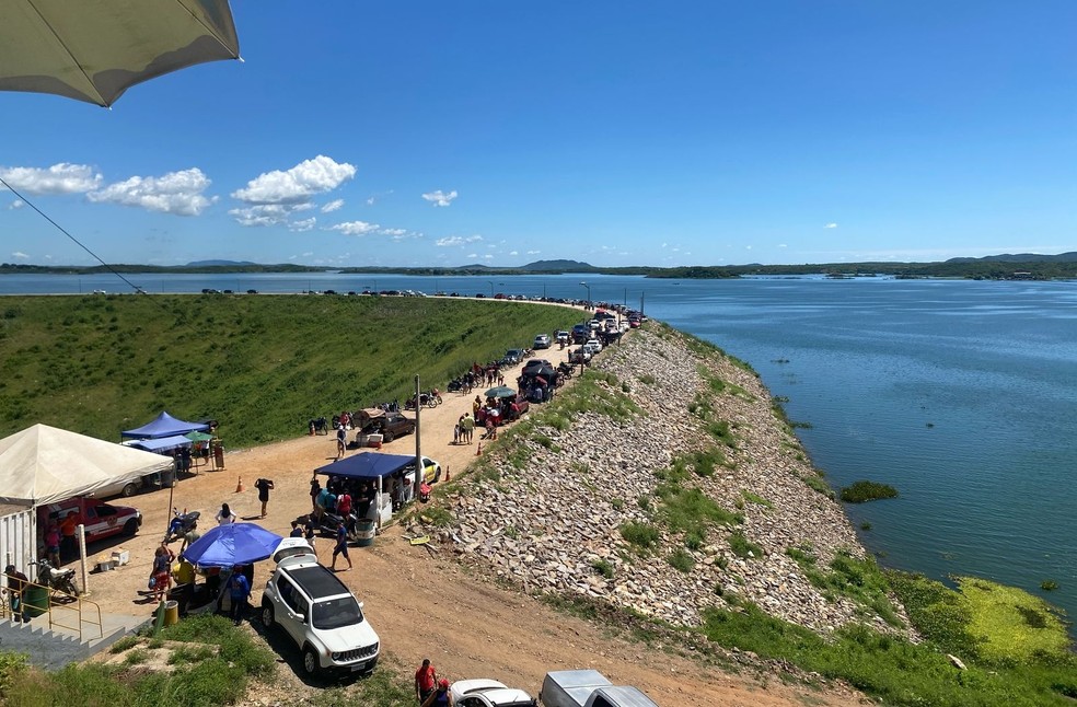 População visita açude Orós, que sangrou depois de 14 anos no Ceará — Foto: Ednardo Alves/SVM