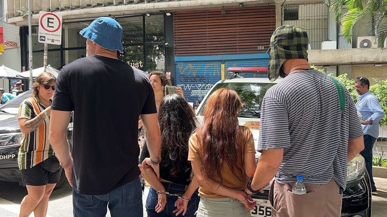 Com fantasias da Turma do Chaves, policiais prendem suspeitos em blocos