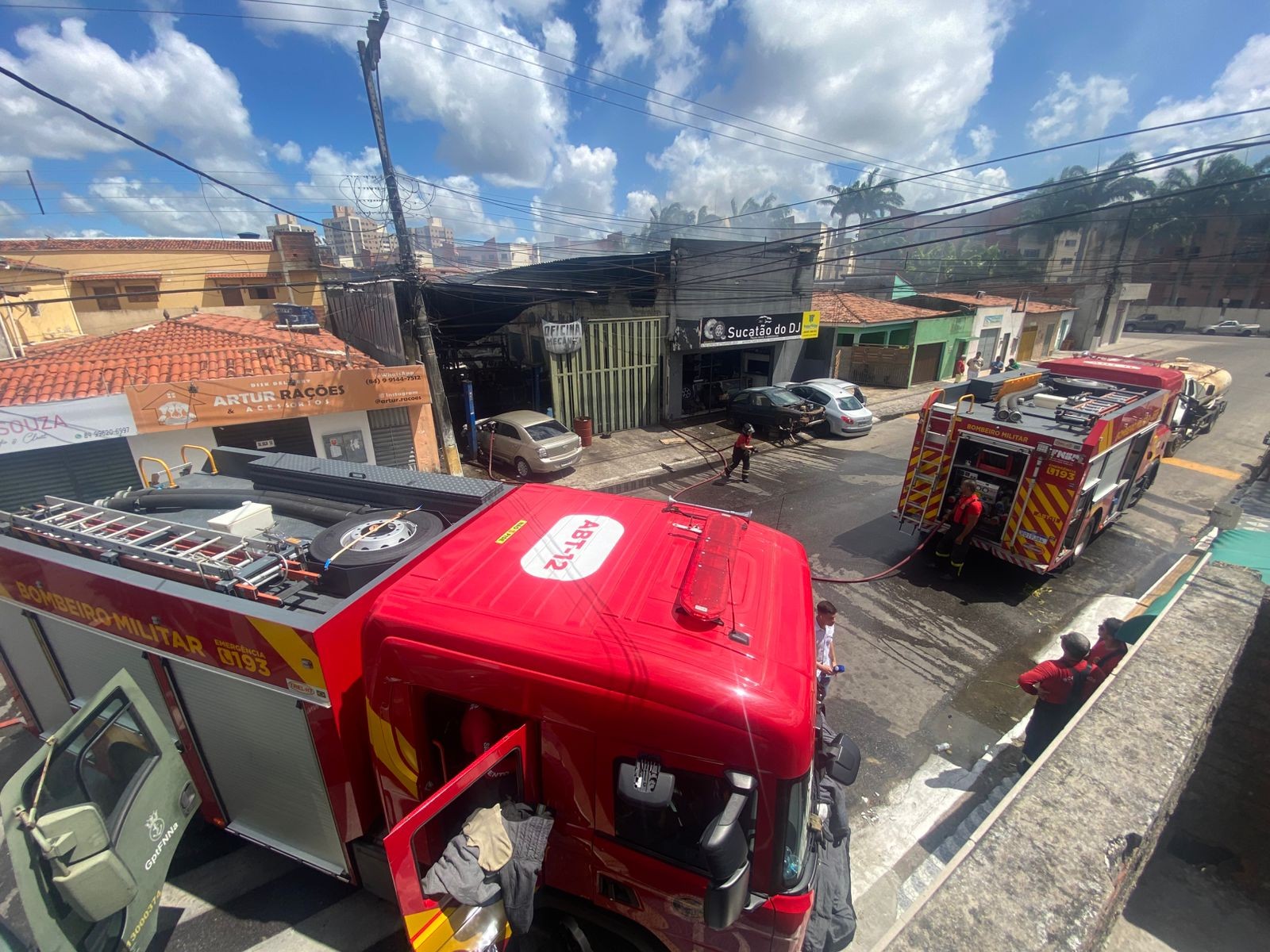 VÍDEO: Incêndio atinge sucata de carros na Grande Natal