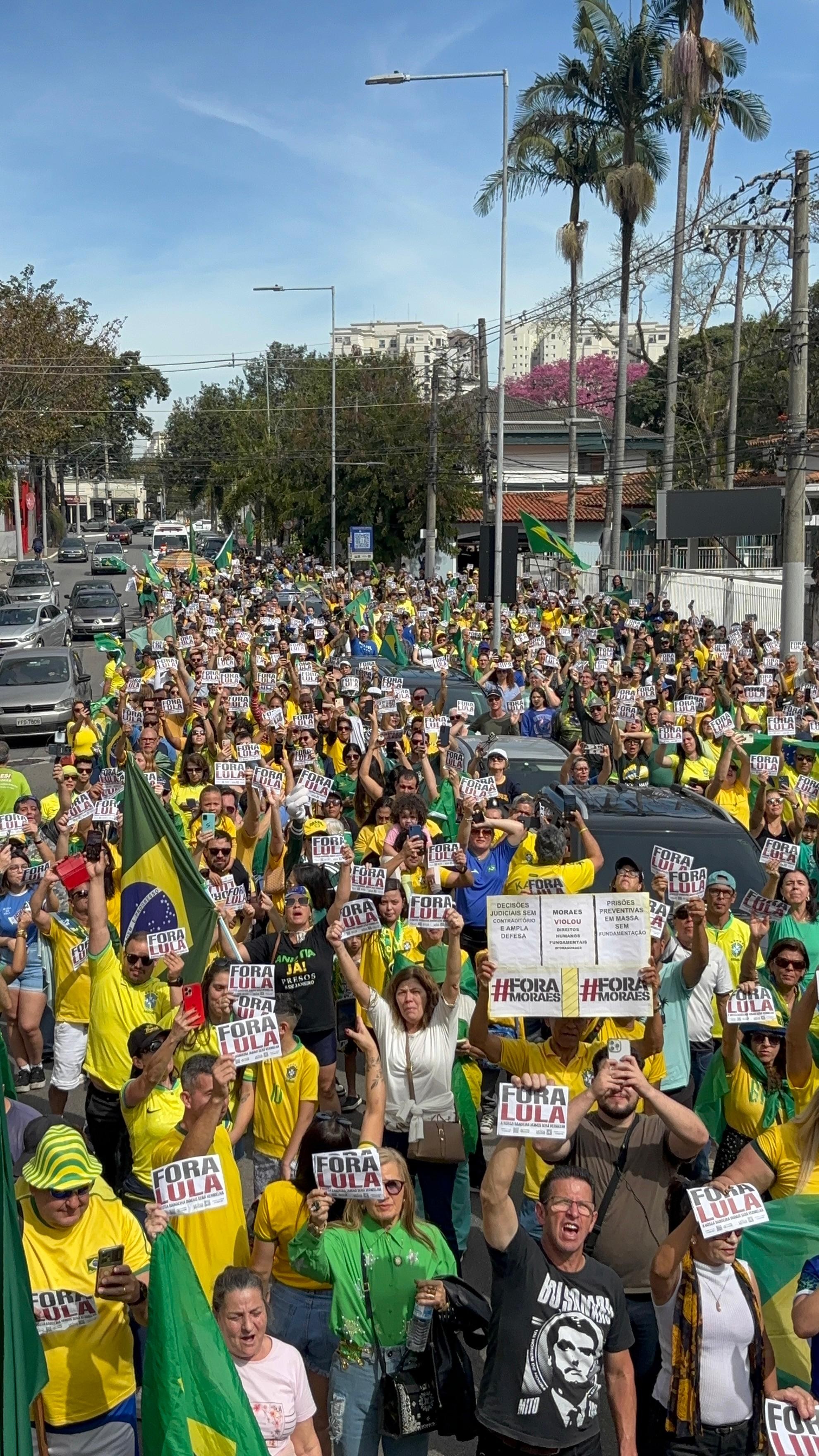 Manifestação pró-Bolsonaro reúne apoiadores no centro de São José dos Campos