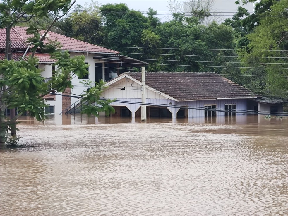 Casa debaixo d'água em Taió — Foto: Juan Todescatt/NSC TV