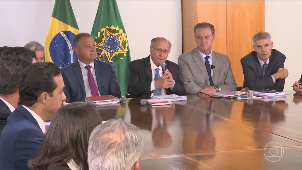 Governo zera tributos sobre cesta básica e reduz impostos de importação para tentar conter inflação dos alimentos — Foto: Jornal Nacional/ Reprodução