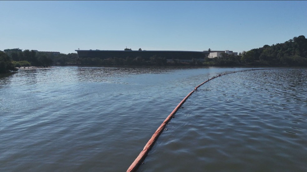 Barreiras usadas na Baía de Guanabara são feitas de cabelo humano — Foto: Reprodução/ TV Globo
