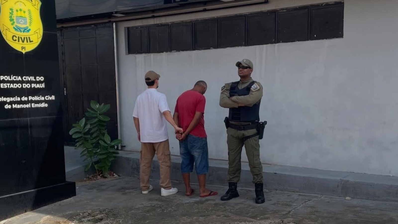 Mãe e bebê de 1 ano caem no chão após agressão no Piauí; pai da criança é preso