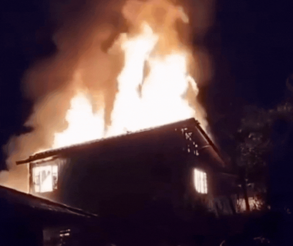 VÍDEO: incêndio destrói casa de madeira na Grande Florianópolis