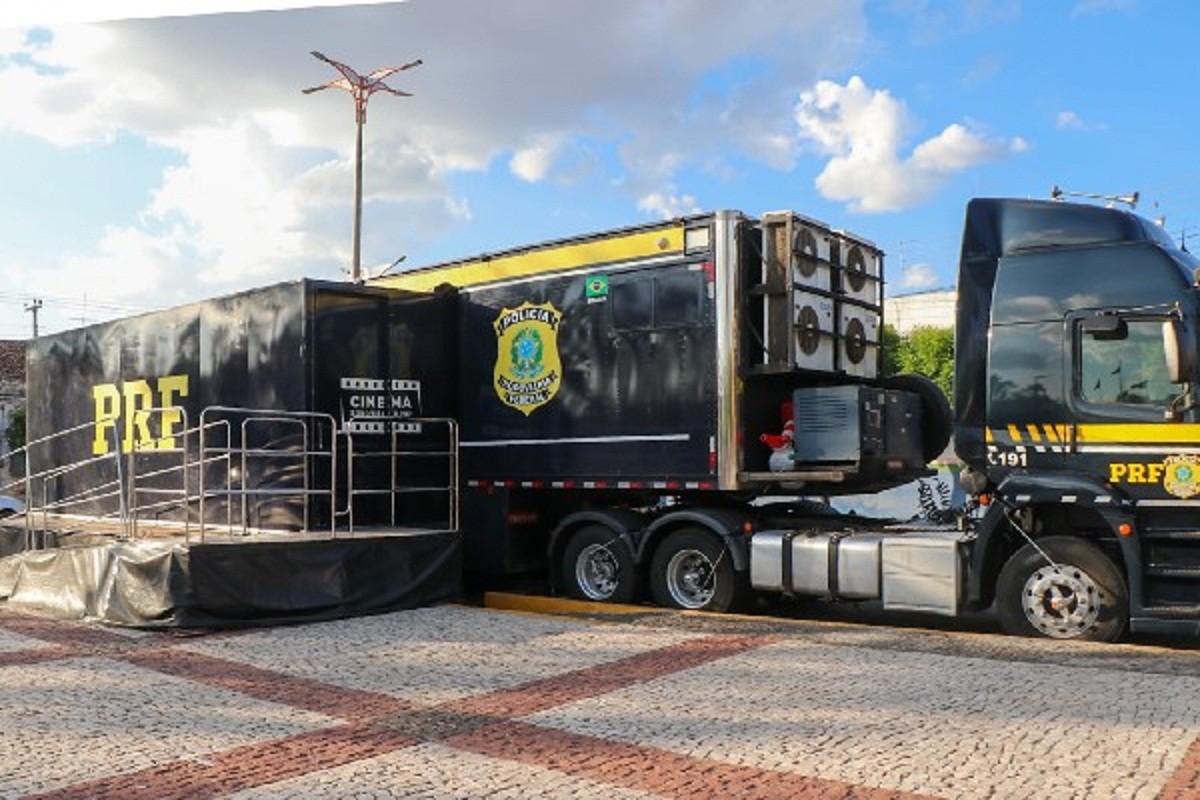 Carreta Cinema da PRF promove educação no trânsito com sessões gratuitas em Macaé