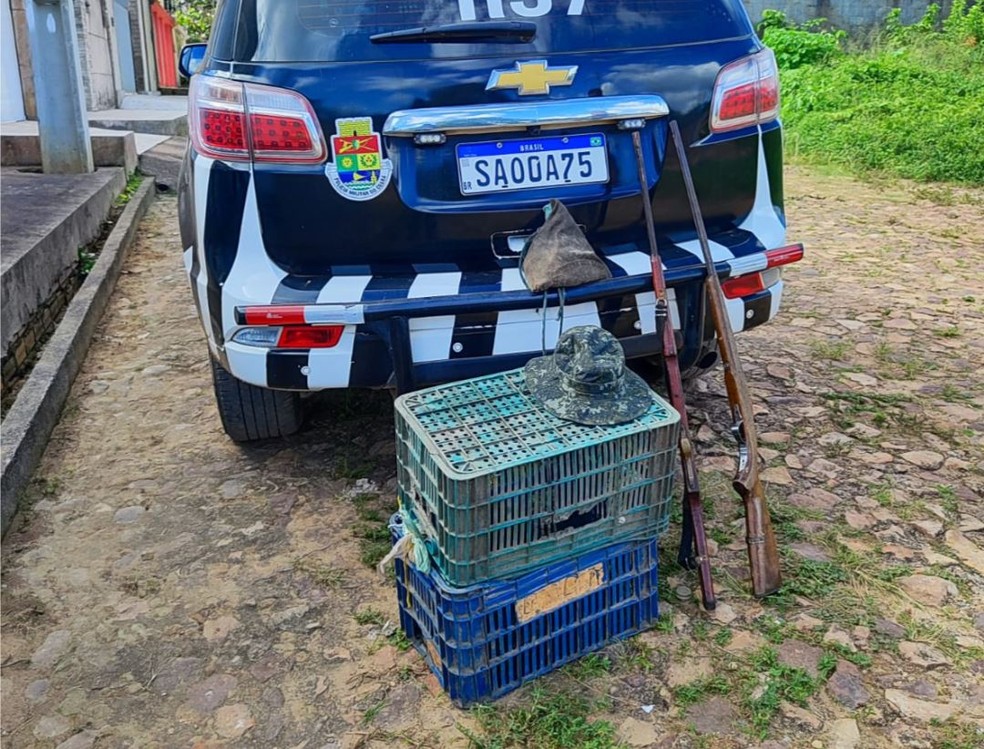 Polícia apreendeu duas espingardas e munições com caçador que estava com quati. — Foto: Polícia Militar/ Divulgação