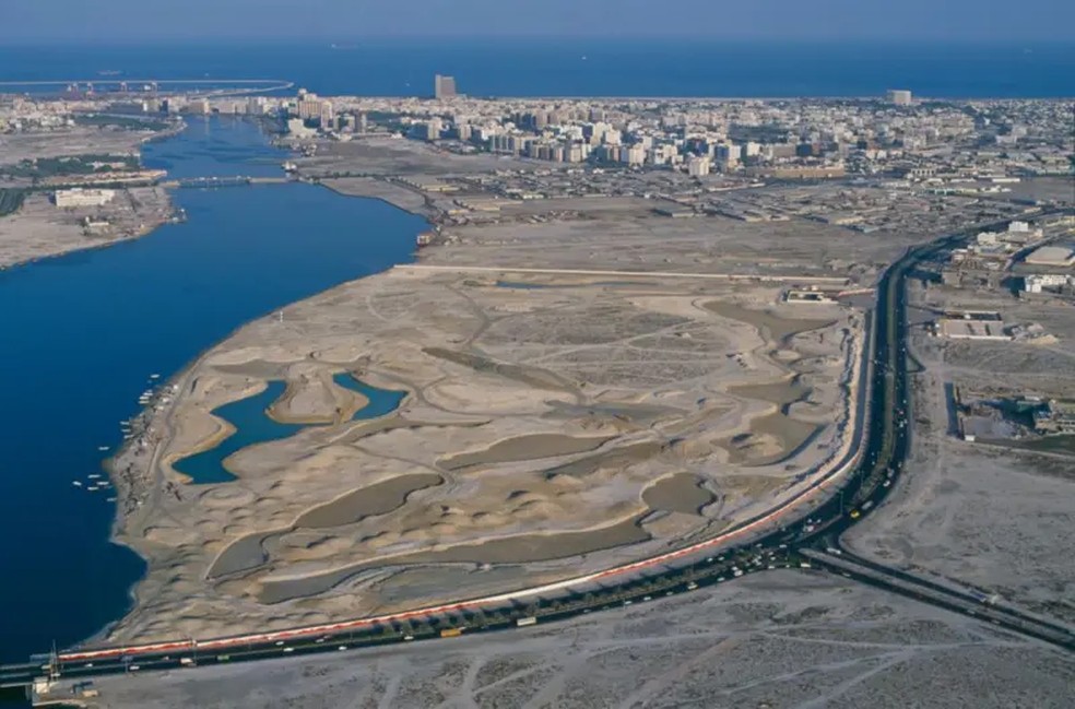 Vazios começando a ser preenchidos na cidade de Dubai em 1991 — Foto: Getty Images