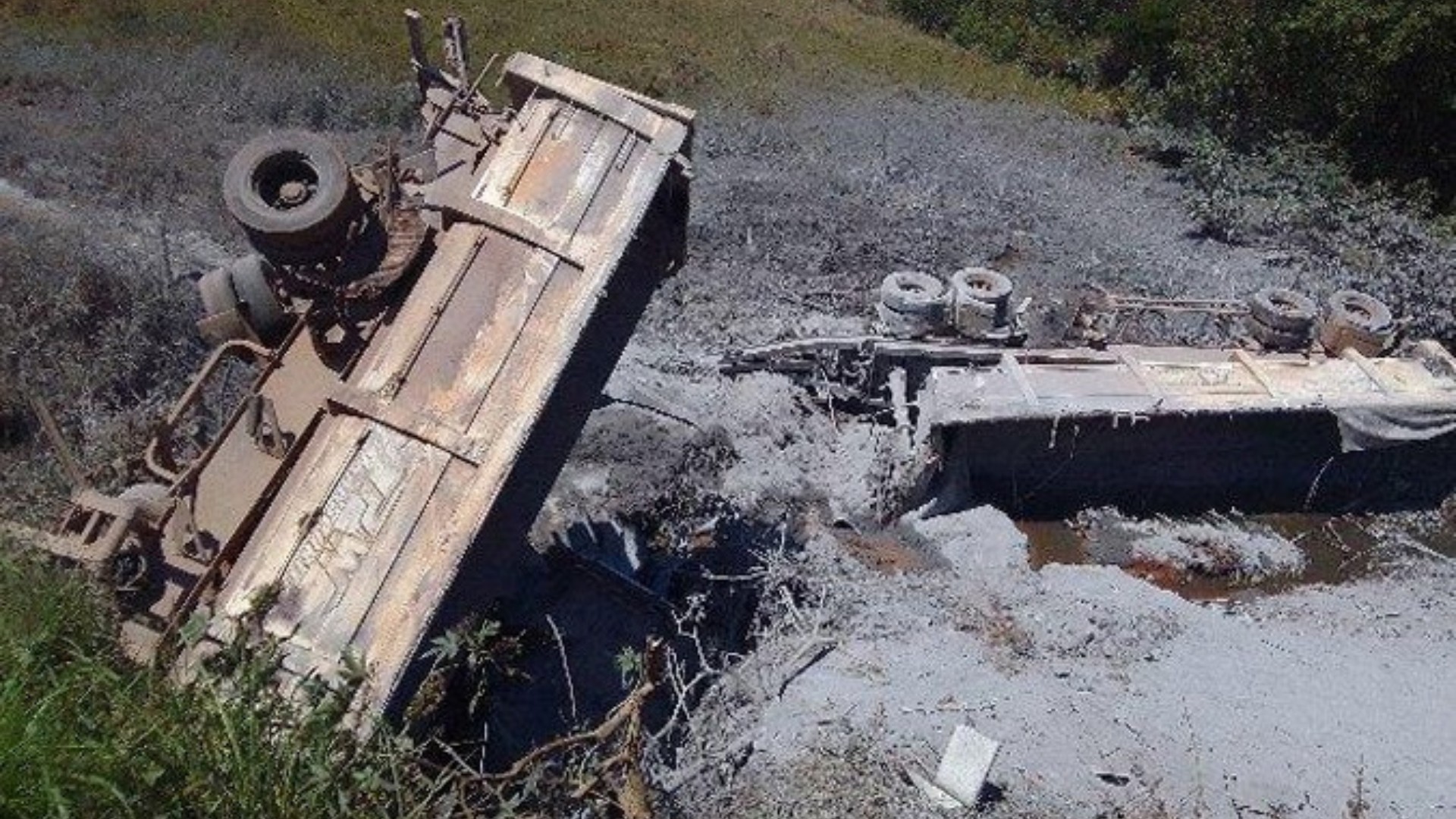 Carreta tomba e sai da pista na MG-235 em São Gotardo