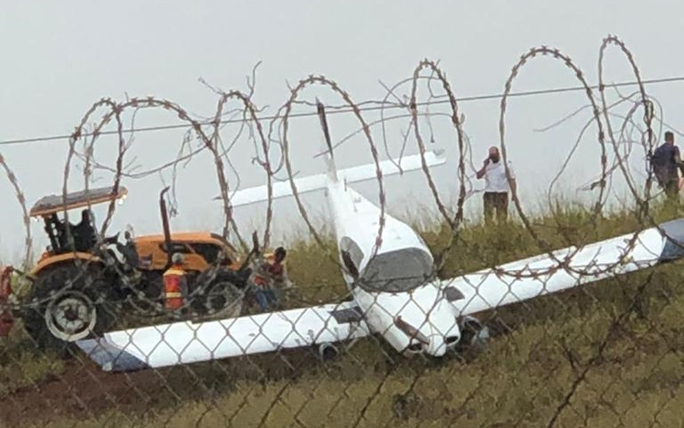 Avião derrapa em pista durante pouso em Pouso Alegre, MG — Foto: Redes sociais