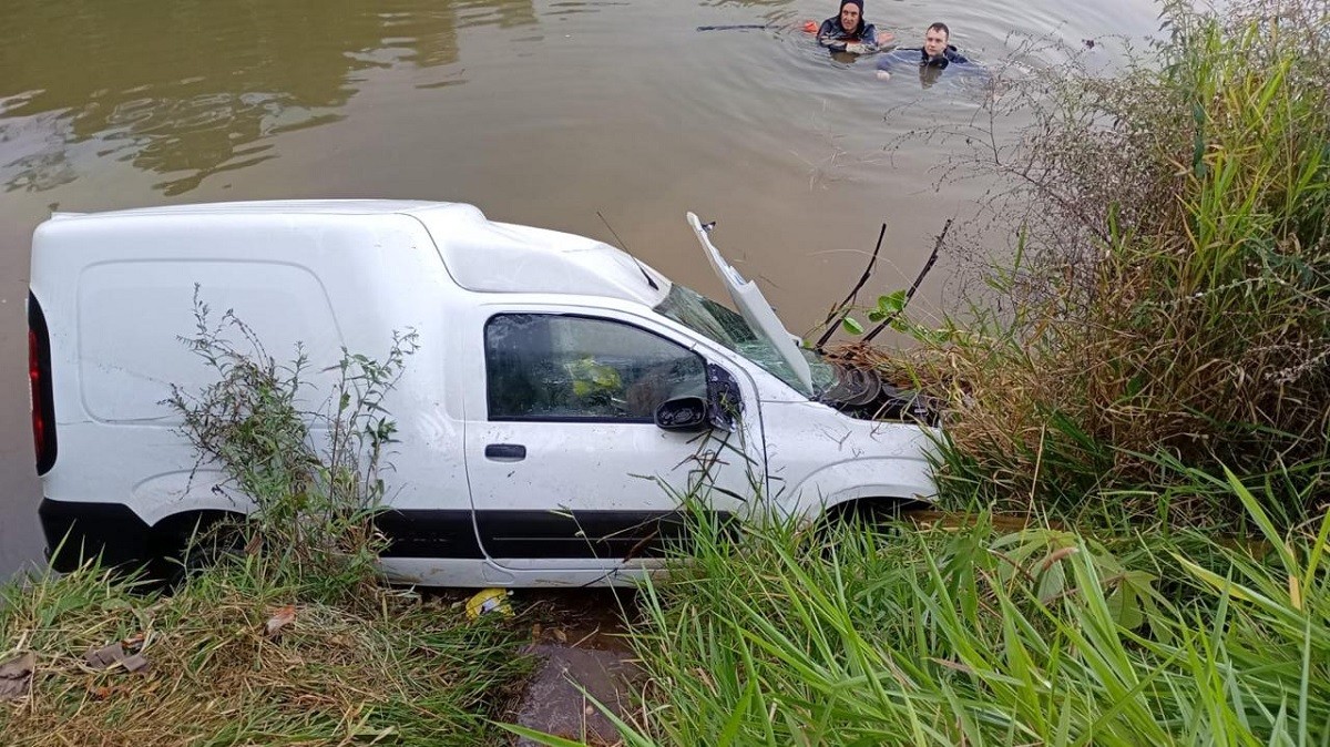 Carro cai em açude após motorista perder o controle na MG-126 e fica submerso