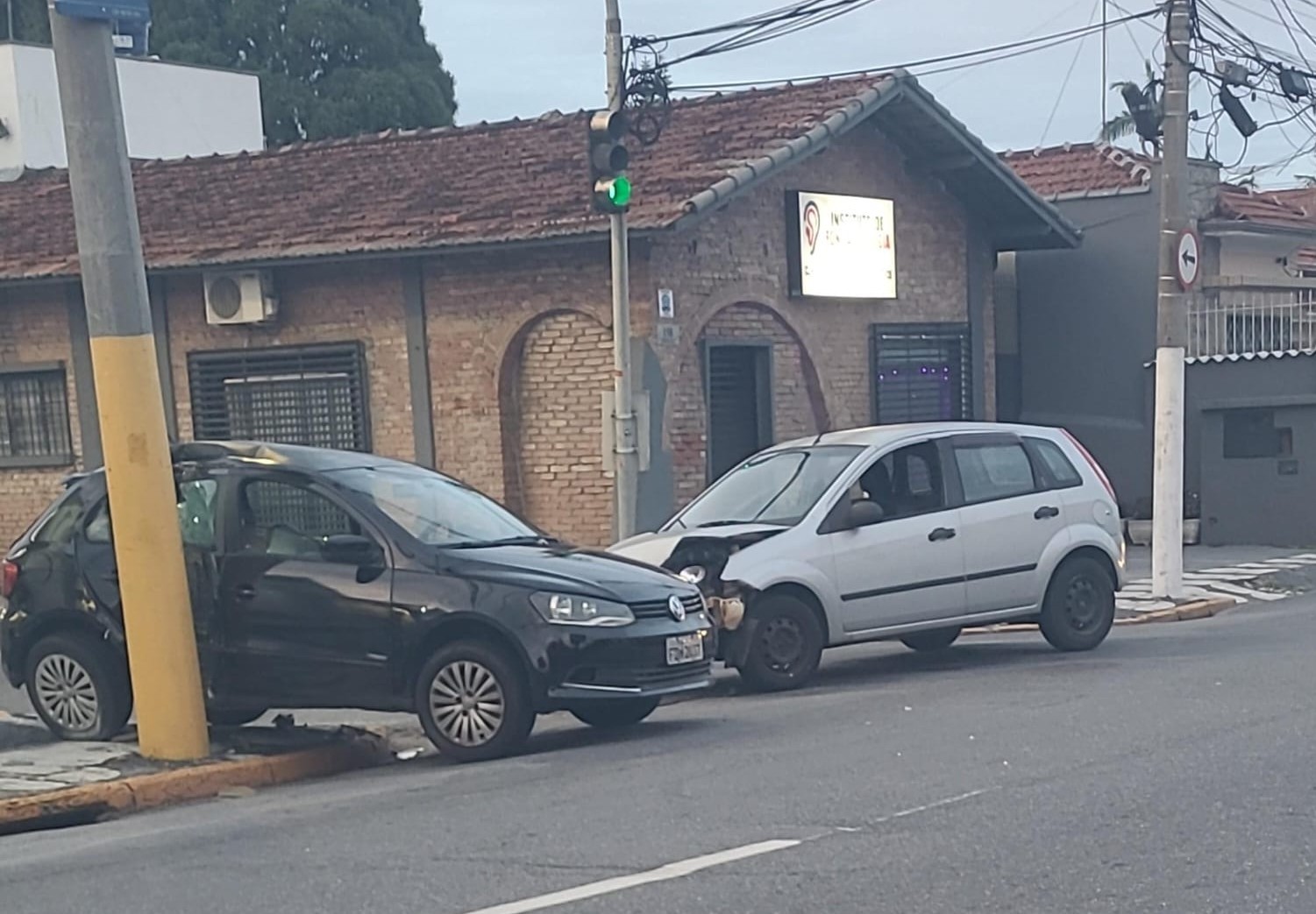 Acidente deixa dois feridos na madrugada desta quinta-feira em Mogi das Cruzes