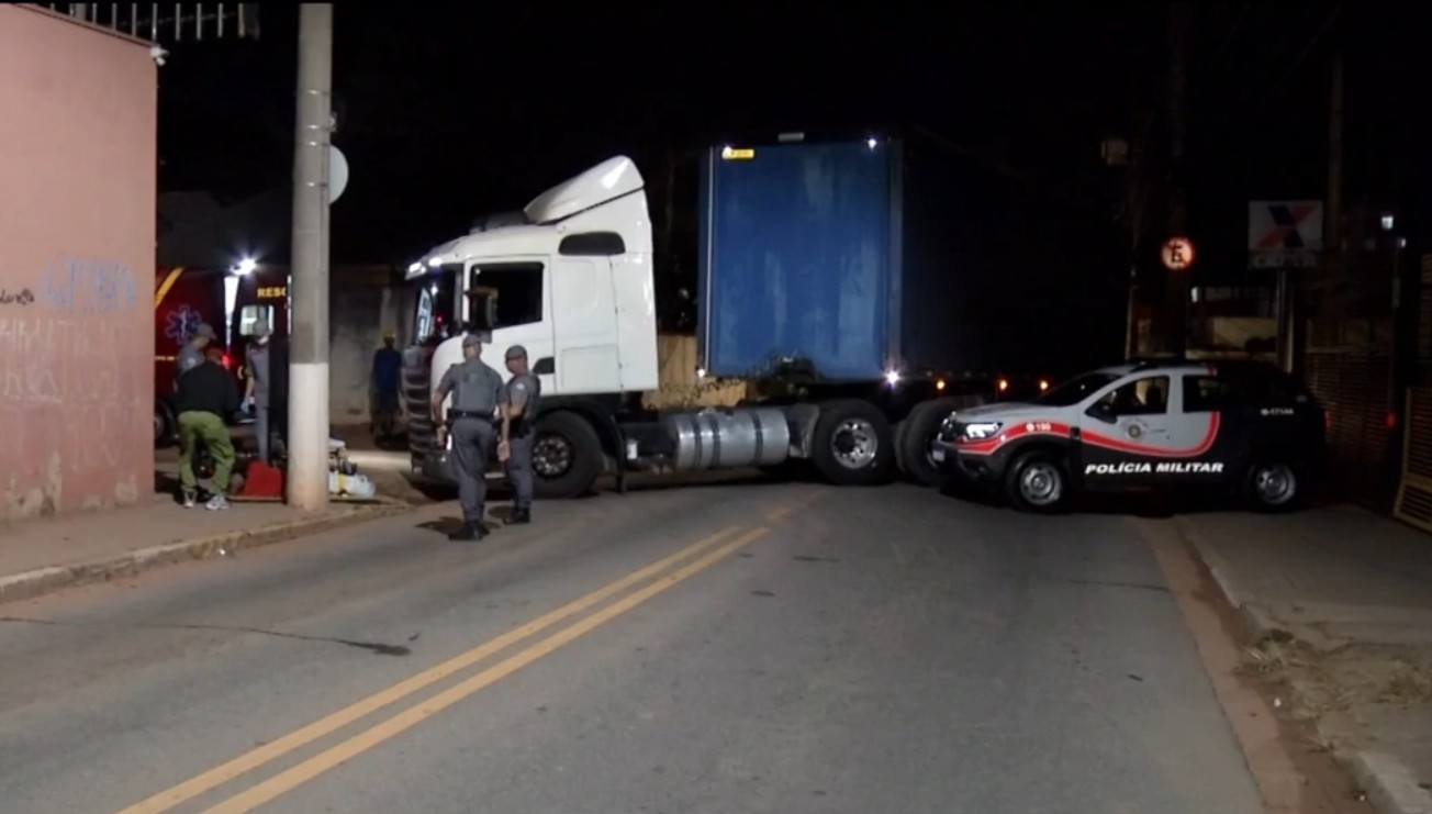 Acidente entre motocicleta e caminhão afeta trânsito de César de Sousa em Mogi das Cruzes