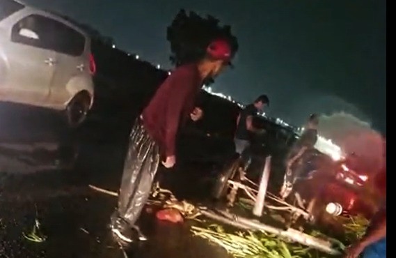 Durante forte chuva, ônibus colide com carroça na MG-223 entre Araguari e Caldas Novas