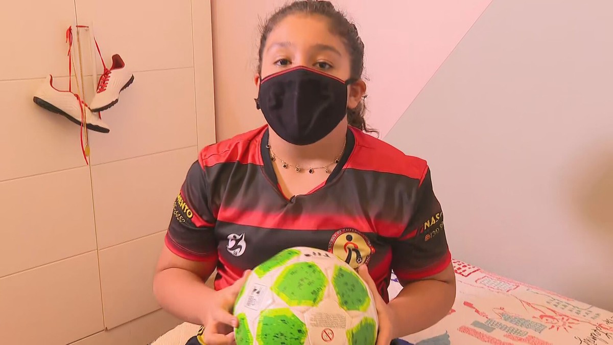 Menina de 12 anos batalha por sonho de jogar na Seleção Brasileira
