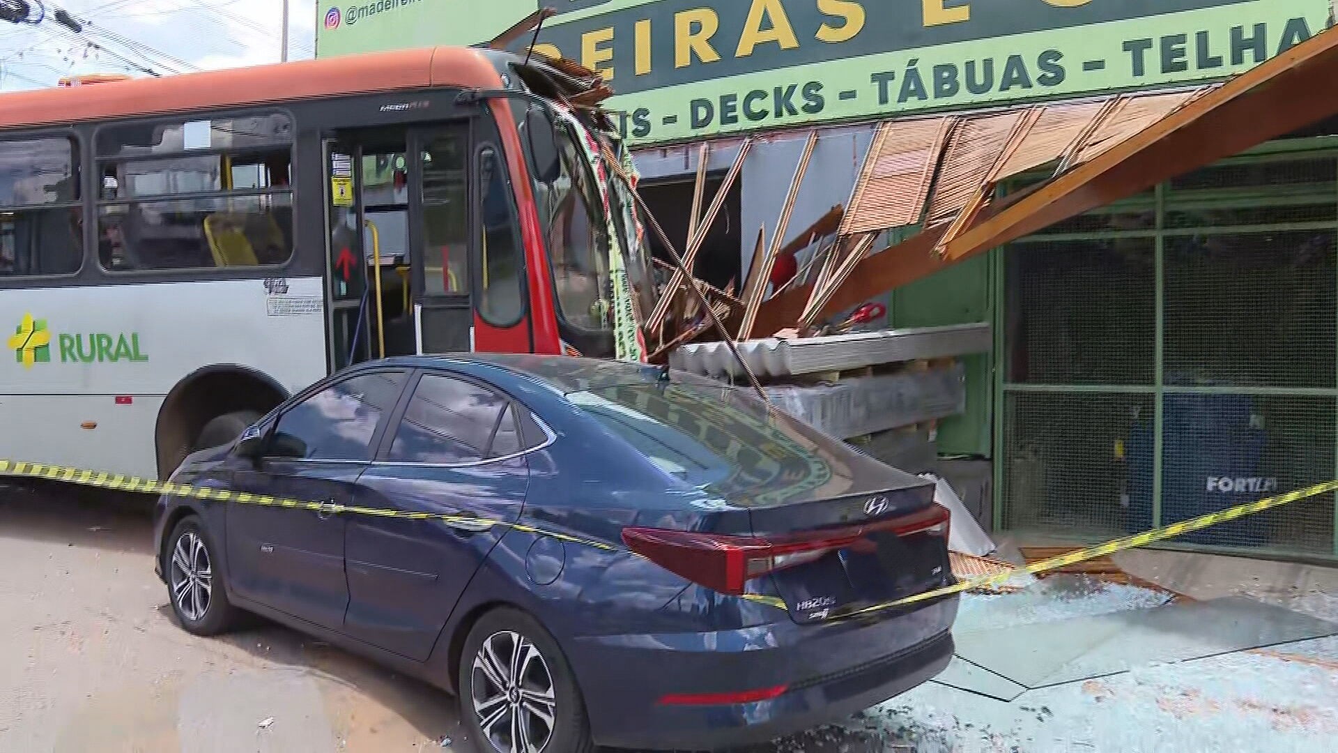 Ônibus perde controle e invade loja de material de construção no DF