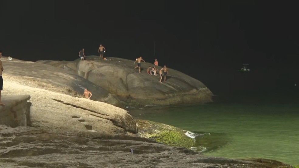 Banhistas se refrescam na Praia do Arpoador após o dia mais quente do ano — Foto: Reprodução/TV Globo