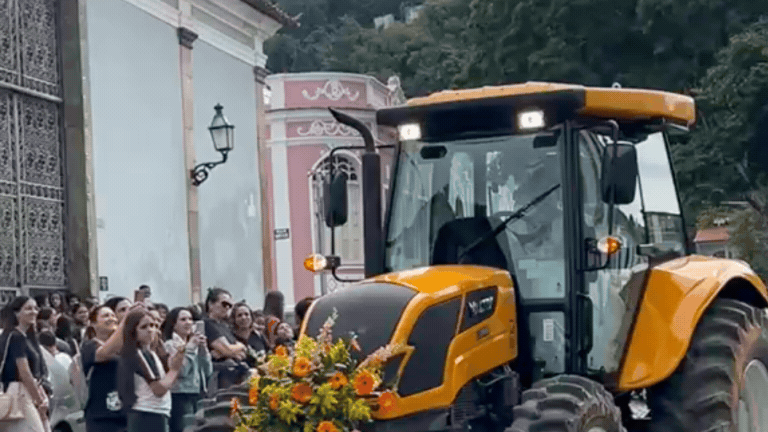 Noiva chega dirigindo trator e sai de caminhão com o marido após casamento em MG; VÍDEO