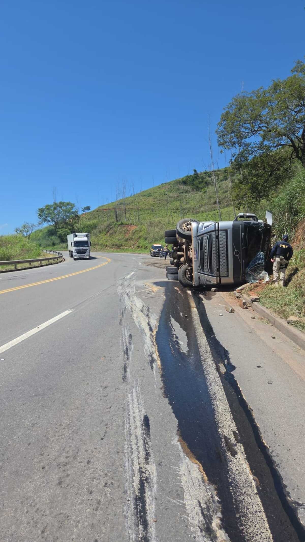 Carreta carregada com bovinos tomba na BR-393, em Sapucaia 
