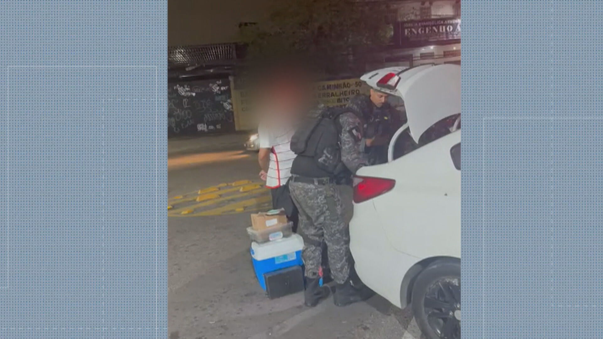 Homem é baleado na porta de condomínio em Inhaúma; família acusa a polícia