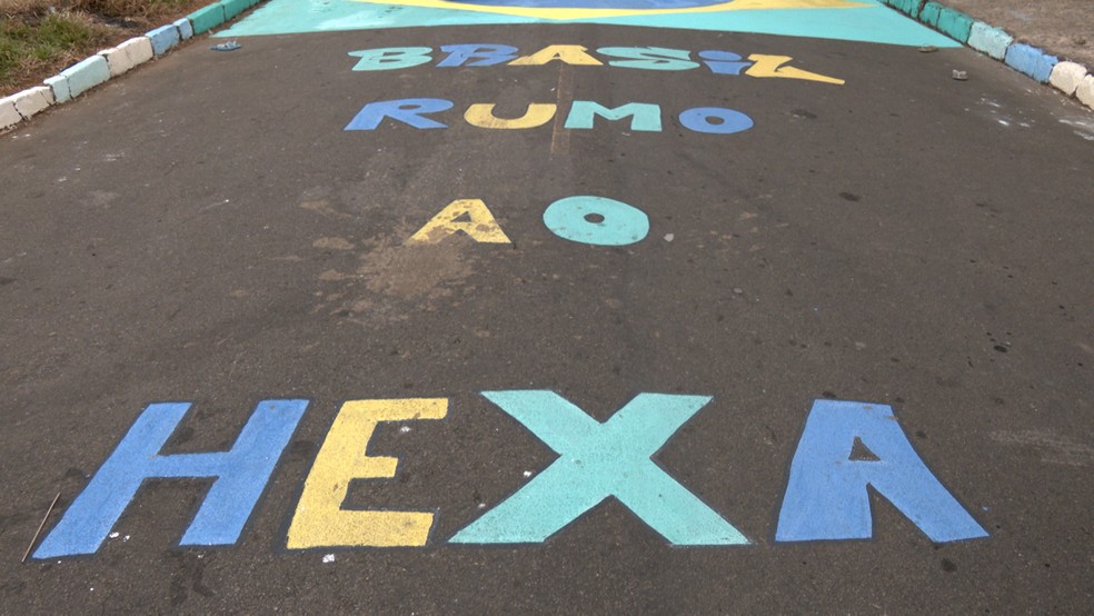 Brasil Rumo ao Hexa é pintado em rua de Juiz de Fora — Foto: Reprodução/TV Integração