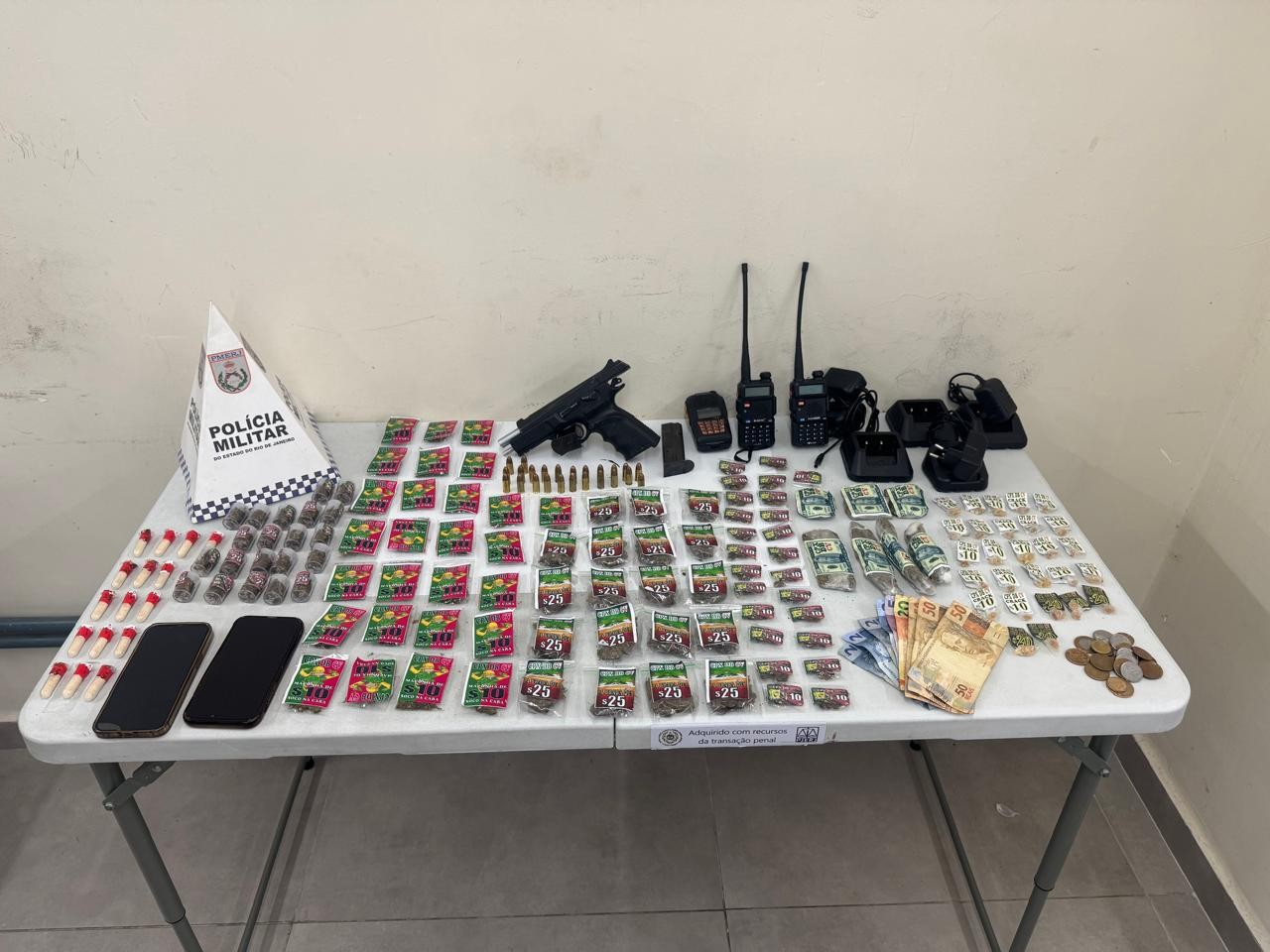 Dois jovens são presos com arma e drogas em Volta Redonda