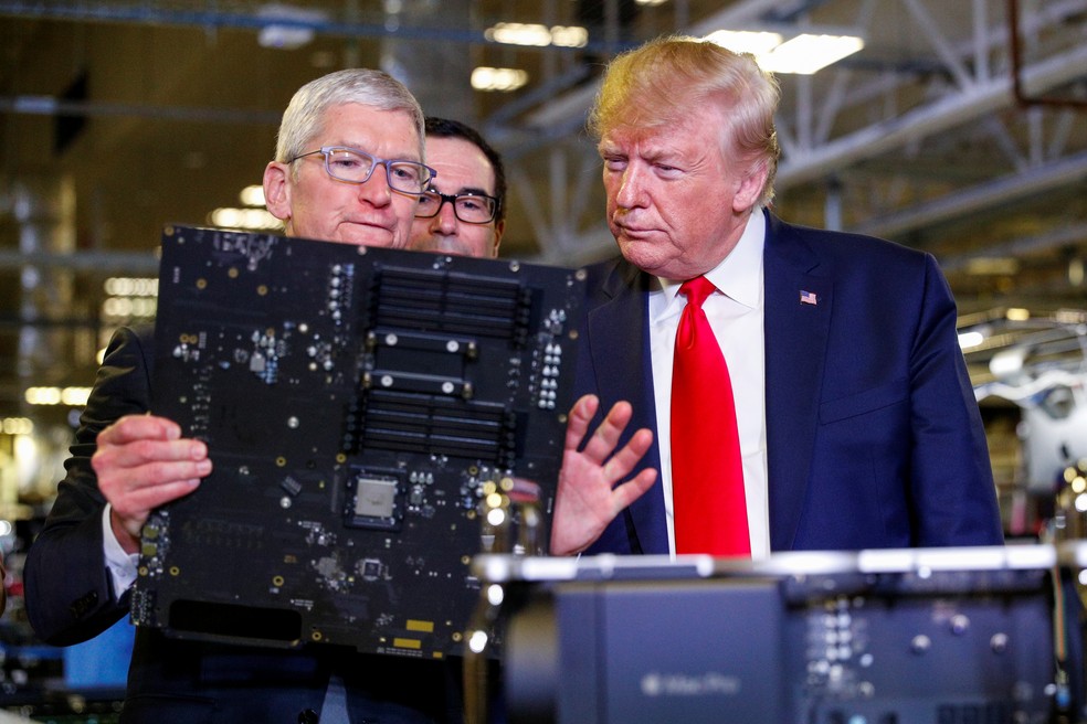O presidente da Apple, Tim Cook, e o presidente dos EUA, Donald Trump, na fábrica da Apple em Austin, Texas. — Foto: Tom Brenner/Reuters