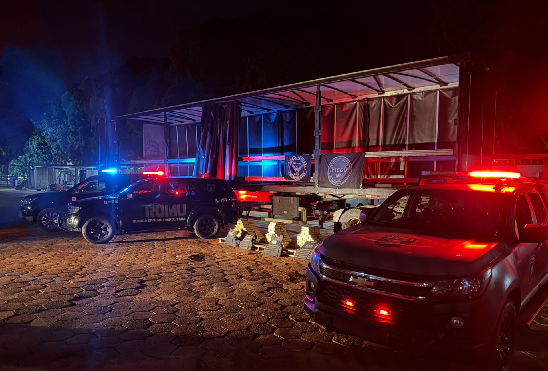 Polícia encontra fundo falso com cocaína em caminhão abordado em rodovia de MS