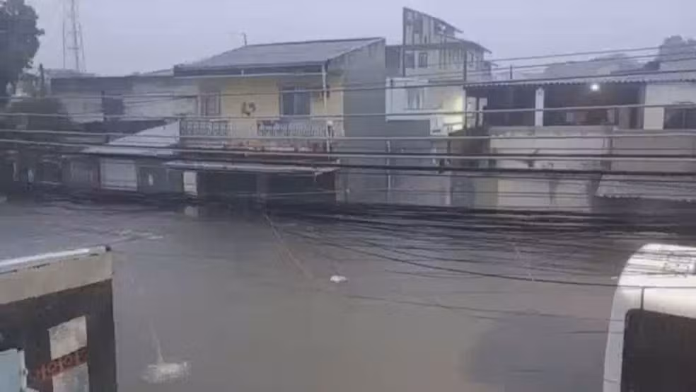Chuva causa alagamentos no Rio — Foto: Reprodução/ TV Globo