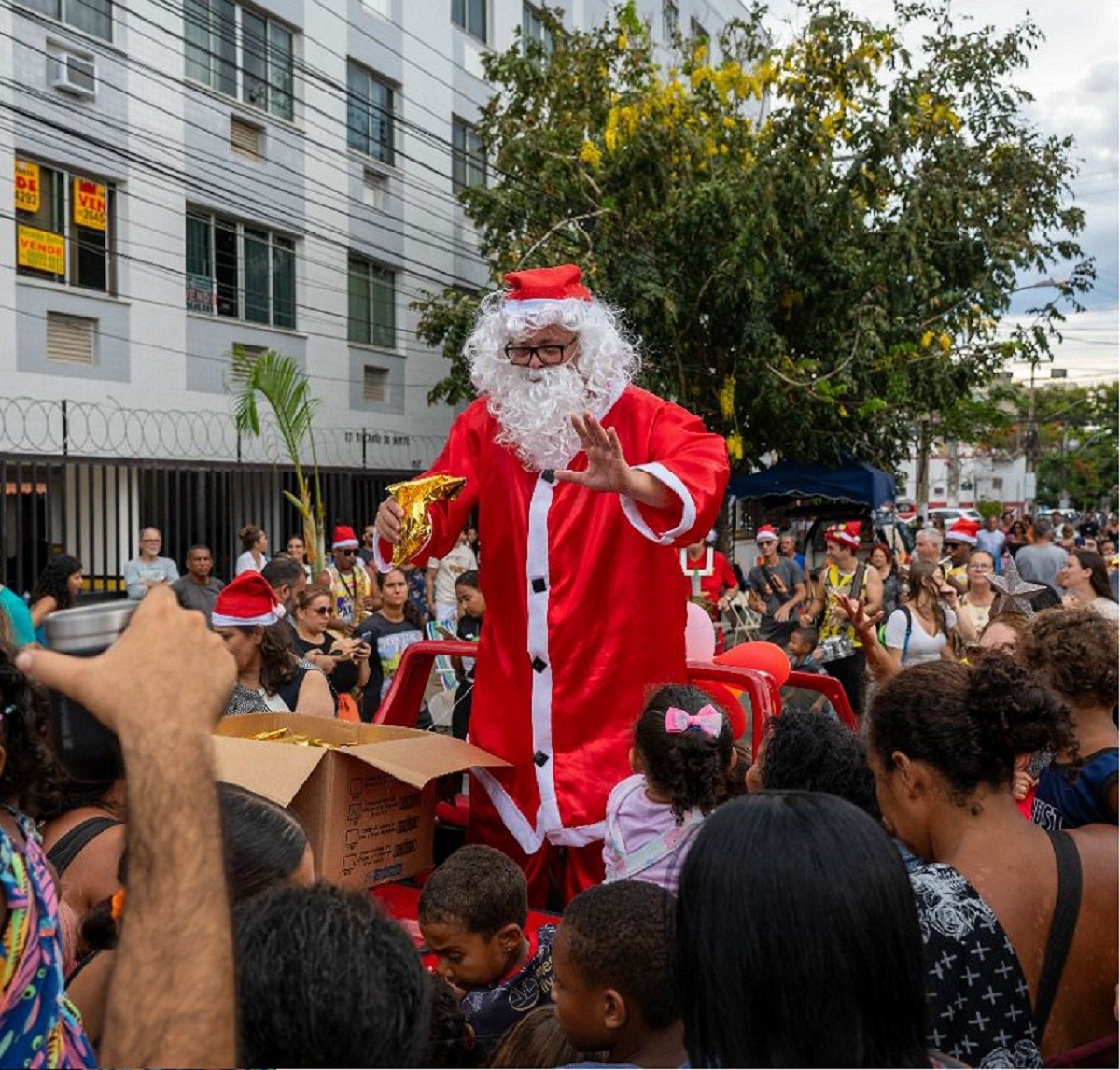 Natal com samba: Papai Noel chega a Cabo Frio