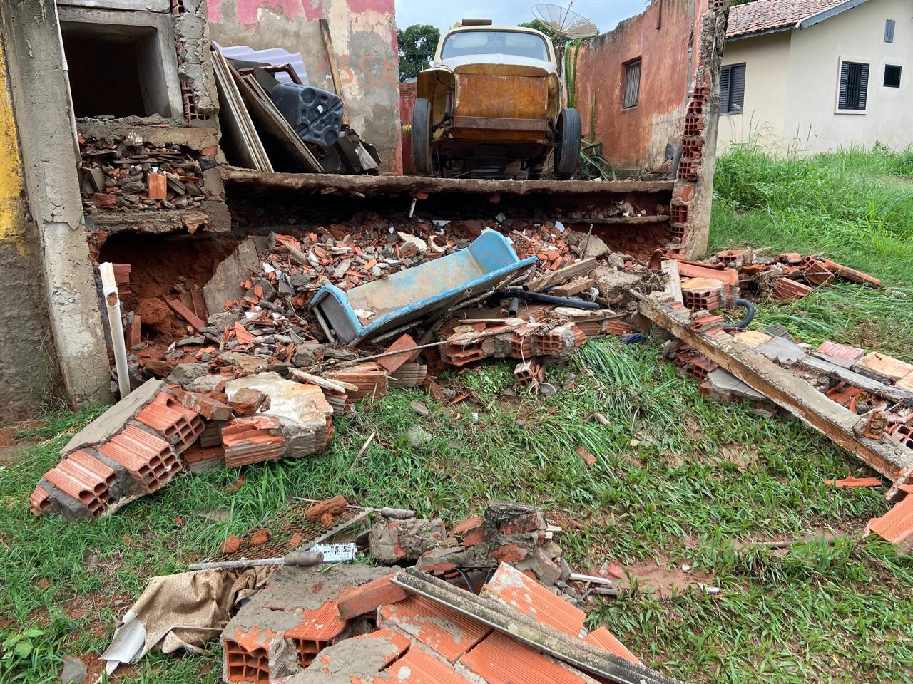 Chuvas: Enxurrada de lama invade 7 casas, destrói muro e horta no bairro Campestre em Piracicaba 