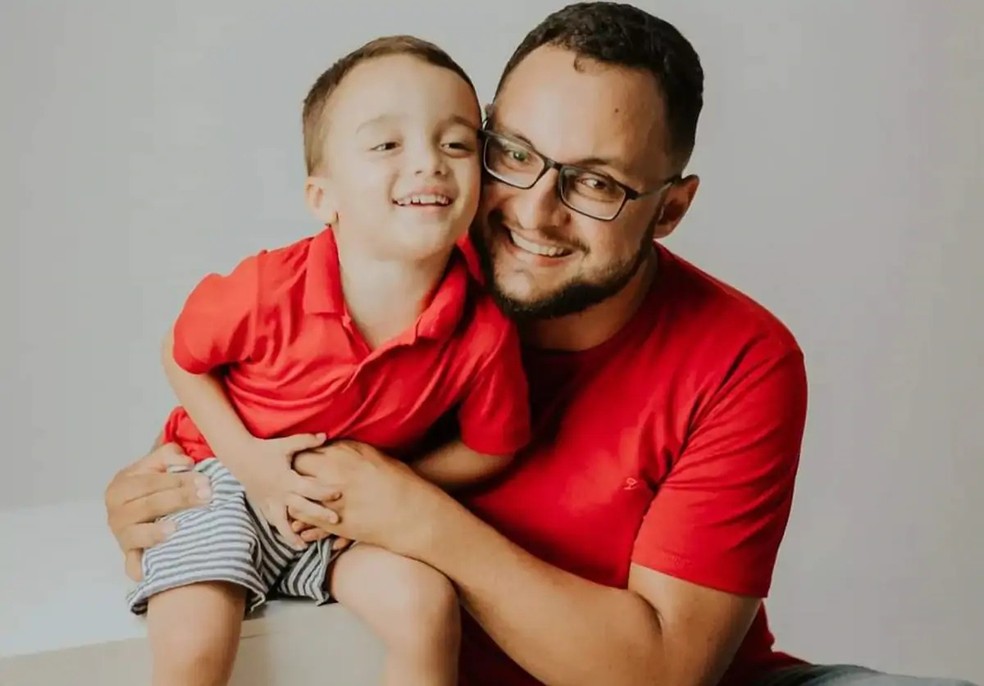 Nestor e o filho Miguel. — Foto: Arquivo Pessoal