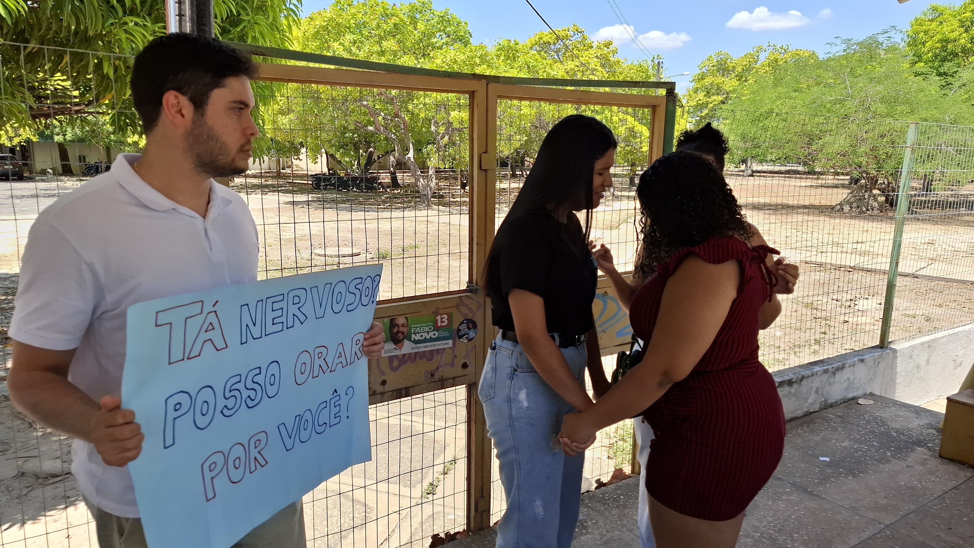 Irmãs vão à igreja antes do Enem pedir ao padre 'para rezar e abençoar canetas' em Teresina