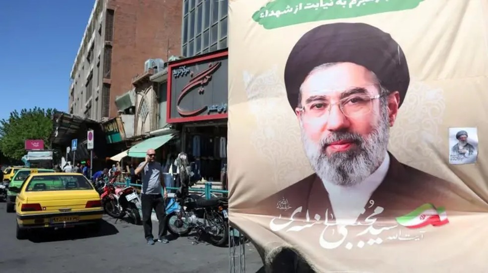Mojtaba Jamenei não foi visto em público desde que sucedeu seu pai como líder supremo. — Foto: EPA via BBC